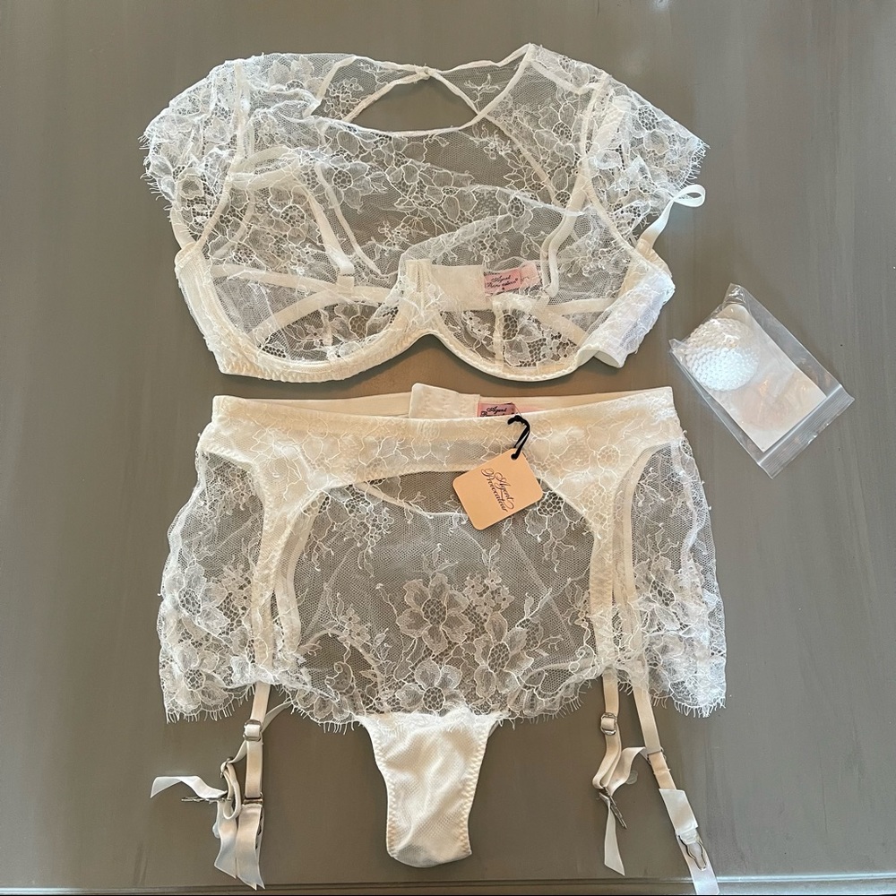 New Agent Provocateur White Lace Knickers with Garters & matching Lace top